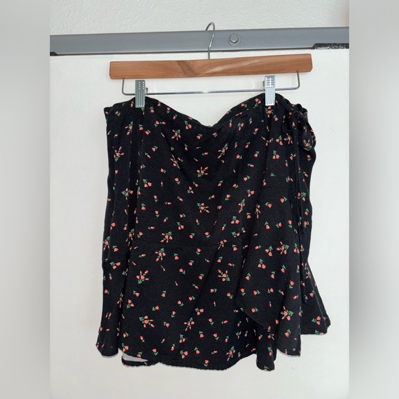 Red Rosebud skirt in black - Picture 2 of 6